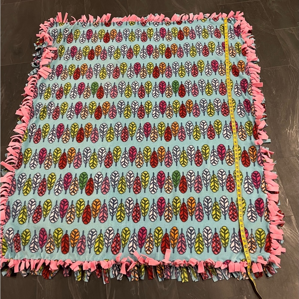 BLANKET Fleece Feather Design Size 52” x 62” Handmade Excellent Condition - Picture 4 of 7